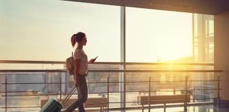 Mujer con equipaje en aeropuerto.