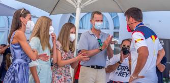 La Familia Real recibe a Joan Cardona en las instalaciones del RCNP, donde se homenajeó al ganador de la medalla de bronce en finn