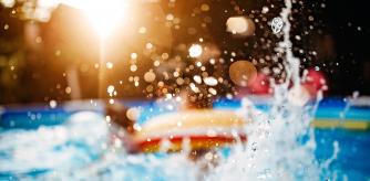 Agua salpicando en piscina.