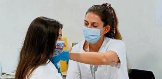 MADRID, 11/08/2021.- Dos adolescentes se vacunan contra la covid-19 en el hospital Enfermera Isabel Zendal de Madrid, este miércoles. Madrid se suma a las regiones que vacunan a mayores de 12 años. EFE/Chema Moya