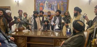 De forma acelerada y dramática pero incruenta, la guerra de Afganistán tocó ayer a su fin. Un final buñuelesco, con los talibanes de regreso a Kabul y ofreciendo sus plegarias con el kaláshnikov en bandolera en los salones del restaurado palacio Presidencial, recién abandonado por Ashraf Gani.