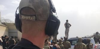 Agentes del GEO de la Policía Nacional trasladando a colaboradores afganos para su evacuación en Kabul