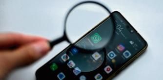 WhatsApp messenger logo is pictured on a phone screen in Moscow on August 26, 2021. - Russia has fined Facebook, Twitter and WhatsApp for failing to store the data of Russian users on local servers, the country's internet watchdog said on August 26, as authorities clamp down on foreign internet companies. (Photo by Kirill KUDRYAVTSEV / AFP)