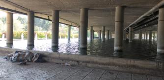 Espacio donde duerme una persona sin hogar bajo uno de los puentes del río en Valencia