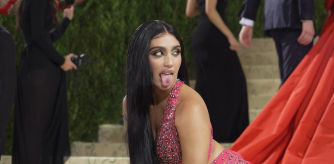 Lourdes Leon fue invitada por primera vez a la gala Met 2021, celebrada esta semana. Vestía un bikini fucsia con lentejuelas a juego con la falda de Jeremy Scott para Moschino y la melena estilo Cher (la tendencia actual). Pero lo más llamativo del debut de la hija de la Madonna fue su posado sacando la lengua y levantando el brazo para mostrar el vello en las axilas. La joven defiende la belleza natural y abandera el movimiento contrario a la depilación.