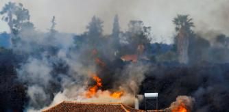 Los ríos de lava que recorren la vertiente oeste de La Palma en dirección a la costa, tras la erupción iniciada este domingo en la isla, sepultarán comunicaciones terrestres, eléctricas y telefónicas y crearán una lluvia ácida cuando, en las próximas horas, lleguen al mar.