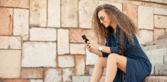 Mujer con vestido de mangas largas.