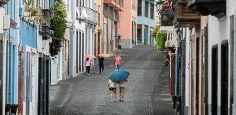 LV_La lluvia de ceniza cruza la isla de La Palma y cubre los municipios del este