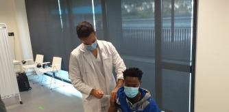 Un joven deportista es vacunado contra la Covid en el Hospital Álvaro Cunqueiro de Vigo, a 27 de septiembre de 2021.
EUROPA PRESS
27/09/2021