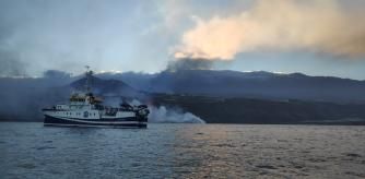 El Barco Ramón Margalef del Instituto Oceanográfico del CSIC investiga los efectos de la lava al caer al mar
