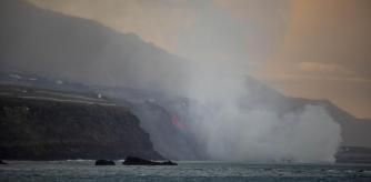 La lava del volcán de la isla española de La Palma ha generado al llegar al océano una columna de vapor de agua y gases posiblemente tóxicos, circunscrita a la zona de contacto del magma y el mar y sin afectar a la población, y ha creado un delta de aproximadamente medio kilómetro de ancho.