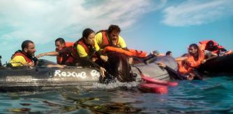 Dani Rivira, Anna Castillo y Eduard Fernández en 'Mediterráneo'