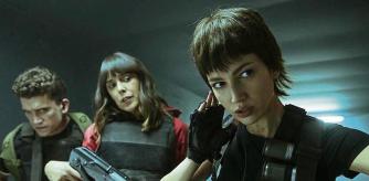 LA CASA DE PAPEL (L to R) JAIME LORENTE as DENVER, BELÉN CUESTA as MANILA, ÚRSULA CORBERÓ as TOKIO in episode 04 of LA CASA DE PAPEL. Cr. TAMARA ARRANZ/NETFLIX © 2020