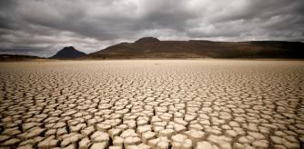 Un cielo nuboso que no deja precipitaciones se posa sobre el desierto seco y agrietado en Graaf-Reinet, Sudáfrica