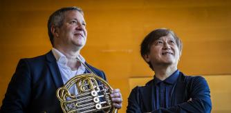 07 - 10 - 2021 / Barcelona / El director de l’OBC Kazushi Ono comença la seva ultima temporada a bcn. Fem li fotos sol i amb el trompa de la Filharmonica de Berlin, Stefan Dhor / Foto: Llibert Teixidó