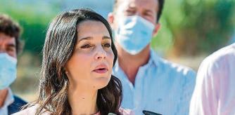 JEREZ DE LA FRONTERA (CÁDIZ), 16/10/2021.- La presidenta de Ciudadanos (Cs), Inés Arrimadas, hace unas declaraciones a los medios de comunicación tras analizar junto al coordinador autonómico de Cs en Andalucía, Juan Marín, asuntos de la actualidad, este sábado, en Jerez de la Frontera. EFE/Román Ríos