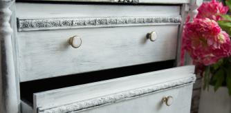 cajonera de estilo shabby chic con flores.