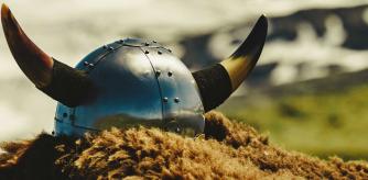 Típica recreación de un caso vikingo con cuernos