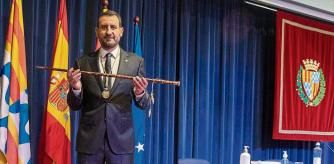 PLENO EXTRAORDINARIO DEL AYUNTAMIENTO DE BADALONA PARA EXPULSAR AL ACTUAL ALCALDE XAVIER GARCIA ALBIOL POR SU IMPLICACIÓN EN EL CASO DE “ LOS PAPELES DE PANDORA”. RUBÉN GUIJARRO POSA COMO NUEVO ALCALDE DE BADALONA JUNTO A LA VARA DEL AYUNTAMIENTO