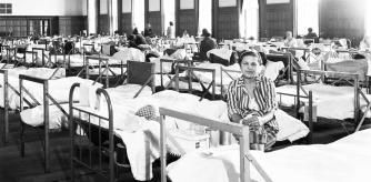 Instalación de Bergen-Belsen reconvertida en dormitorio para desplazados tras la Segunda Guerra Mundial, 1945