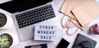 Texto de venta de cyber monday en lightbox, vista superior del espacio de trabajo plana yacía