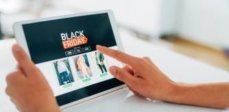 Mujer comprando en línea en el Viernes Negro