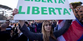 Las autoridades de la región italiana de Alto Adige, junto a la frontera con Austria, están alarmadas por un nuevo fenómeno que se extiende entre los antivacunas. Se trata de las “corona-fiestas”, es decir, reuniones sociales donde al menos uno de los asistentes está contagiado, con el objetivo de infectarse a propósito para obtener el pase covid sin tener que vacunarse.