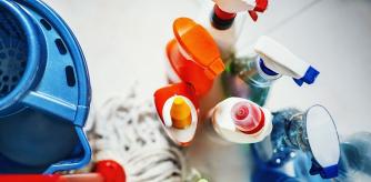 Uno de los errores es no escurrir bien la fregona, especialmente si tienes parqué