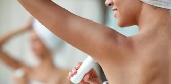 Higiene personal por la mañana, mujer poniéndose desodorante