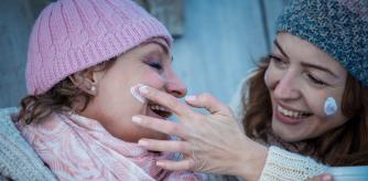 Mujeres cuidando su piel del frío