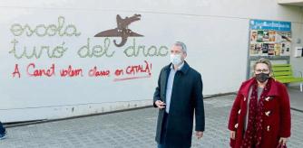 El conseller d'Educació, Josep Gonzàlez-Cambray, amb l'alcaldessa de Canet de Mar, Blanca Arbell, a la sortida de l'escola Turó del Drac, el 9 de desembre de 2021. (Horitzontal)