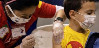 El pasado martes, la Comisión de Salud Pública aprobó la ampliación de la vacunación contra el coronavirus a los niños de 5 a 11 años, a propuesta de los expertos de la Ponencia de Vacunas. Una decisión que coincide con el auge de los contagios y la presencia amenazadora de la variante ómicron, más transmisible que la delta, según los primeros estudios. Pero, ¿Cuáles son las principales dudas que plantea la vacuna pediátrica?