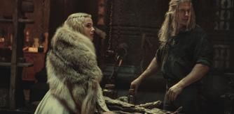 La segunda temporada tuvo un rodaje accidentado: parones por la covid y por una lesión de Henry Cavill mientras rodaba.