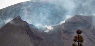 Pie?Caption (Pie) del objeto multimedia. También es agregado a la cabecera del objeto, junto con el Título. GRAFCAN8448. EL PASO (LA PALMA) (ESPAÑA), 18/12/2021.- El volcán de Cumbre Vieja, en La Palma, cumple este domingo tres meses desde que entrara en erupción el pasado domingo, 19 de septiembre, aunque desde la noche del lunes pasado su actividad ha cesado. EFE/ Miguel Calero