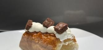 Tronco de Navidad de hojaldre caramelizado bañado en chocolate