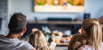 Familia mirando la televisión del salón