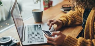 Mujer haciendo una compra online