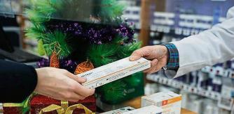 Una persona recoge en la farmacia de la Calle Tucán, en el distrito de Carabanchel, un test de antígeno gratuito, a 21 de diciembre de 2021, en Madrid (España). Todos los madrileños pueden recoger a partir de hoy, el test de antígenos gratuito que el Gobierno de la Comunidad de Madrid ha puesto a disposición de los ciudadanos antes de las reuniones navideñas. Las farmacias los reciben hoy y se repartirán a lo largo de esta semana. 21 DICIEMBRE 2021;COVID;CORONAVIRUS;TEST;ANTIGENOS;GRATIS;COMUNIDAD DE MADRID;FARMACIAS Alejandro Martínez Vélez / Europa Press 21/12/2021