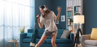 Una mujer pasando la aspiradora en su salón