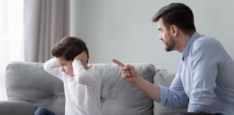 Un padre regañando a su hijo