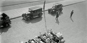 Gabriel Casas i Galobardes. Els turistes en autocar descobert, fotografiats des de la torre de Sant Sebastià. Fons Gabriel Casas i Galobardes. Arxiu Nacional de Catalunya.