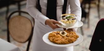 El schnitzel vienés es un símbolo de Austria entera: sólo en la capital se consumen cerca de 15 millones de escalopas en un año