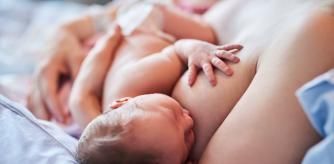 Una madre da el pecho a su bebé