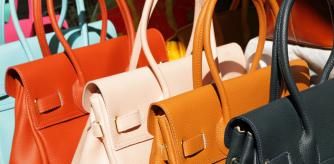 Bolsos coloridos en fila