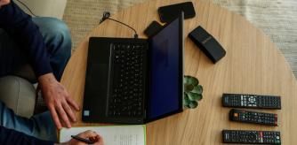 Un hombre trabaja desde su domicilio