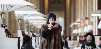 Una mujer en la terraza de un restaurante cercano al museo del Louvre