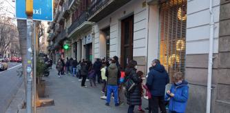 Muchas farmacias, como esta situada en la calle Aribau de Barcelona, han registrado este domingo largas colas para somterse a un test de antígenos