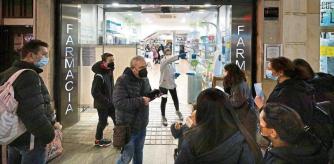 La fatiga va acumulándose en los centros educativos, que han empezado el curso hace tan solo diez días, pasando de una actividad de cero a cien, en medio de la confusión y la continua tensión por la gestión de los casos covid de sus alumnos, las bajas laborales de los profesores y la improvisación en la simultaneidad de clases presenciales y a distancia. En cursos anteriores, ahora tocaría preparar carnaval y puertas abiertas pero ya casi nadie se acuerda y, además, ni siquiera saben si podrá celebrarse. Así que las palabras para el arranque de este 2022 son: incertidumbre, tensión, confusión y fatiga.