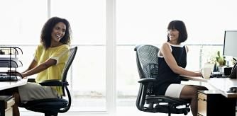 Dos compañeras de trabajo en la oficina