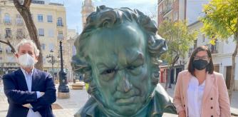 La vicealcaldesa de València, Sandra Gómez y el concejal Emiliano García junto a uno de los bustos de los Goya instalados en València.